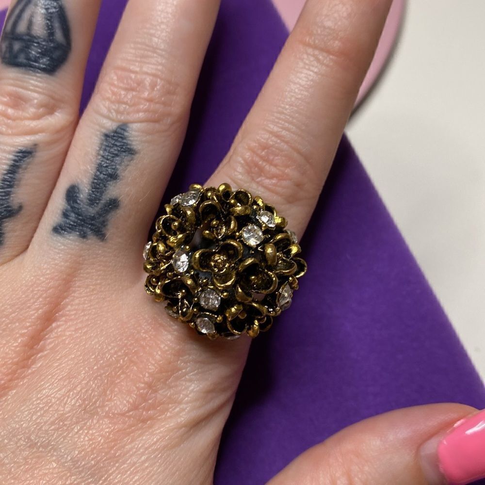 💛 Classic Flower & Crystal Statement Ring - Picture 3 of 6